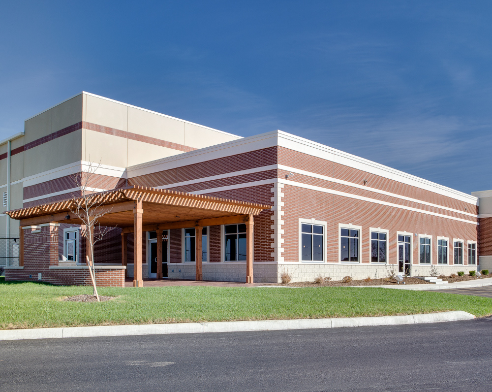 arco-beverage-group-strathman-sales-topeka-kansas-gallery-6 exterior view of the strathman sales distribution center